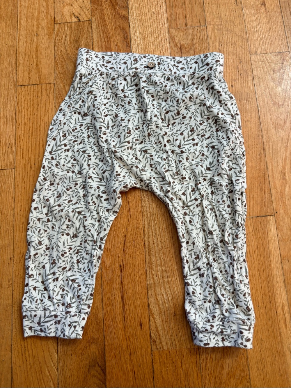 Rylee + Cru Brown Leaf-Print Jogger Bottoms on Cream